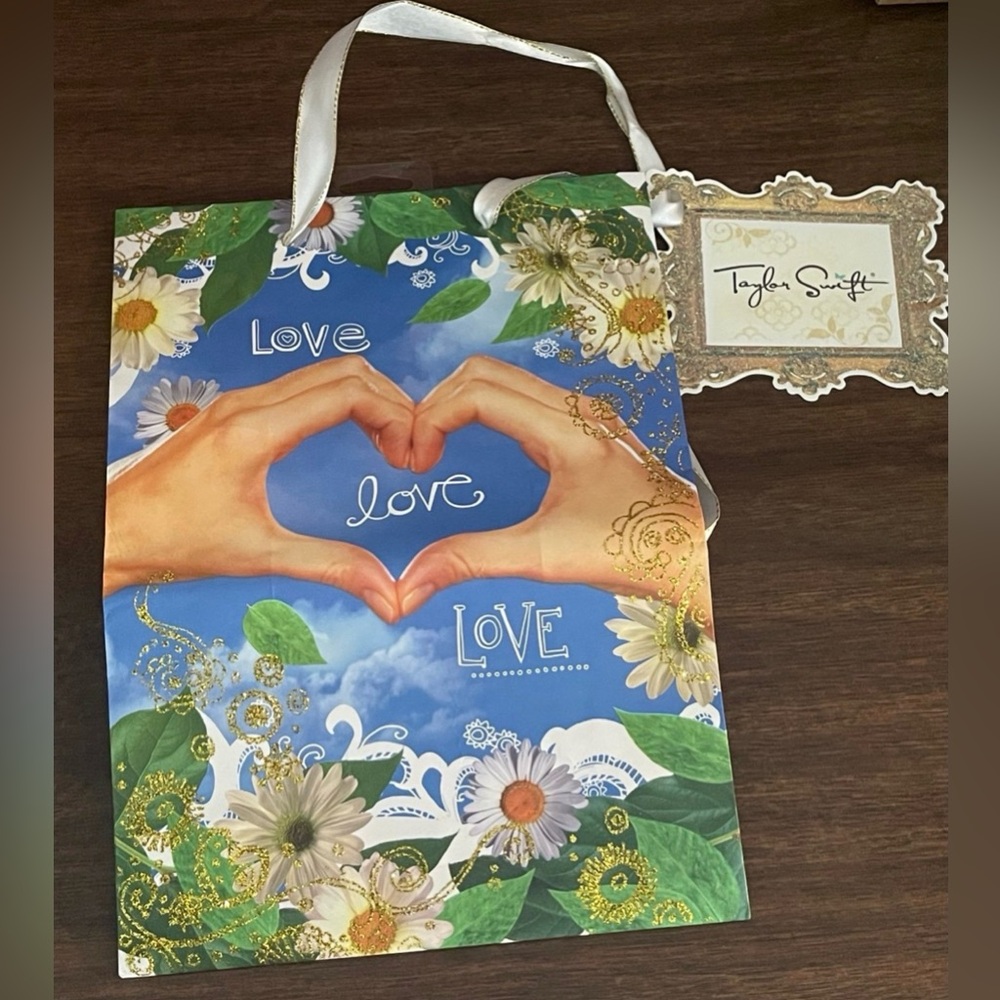 RARE TAYLOR SWIFT GIFT BAG